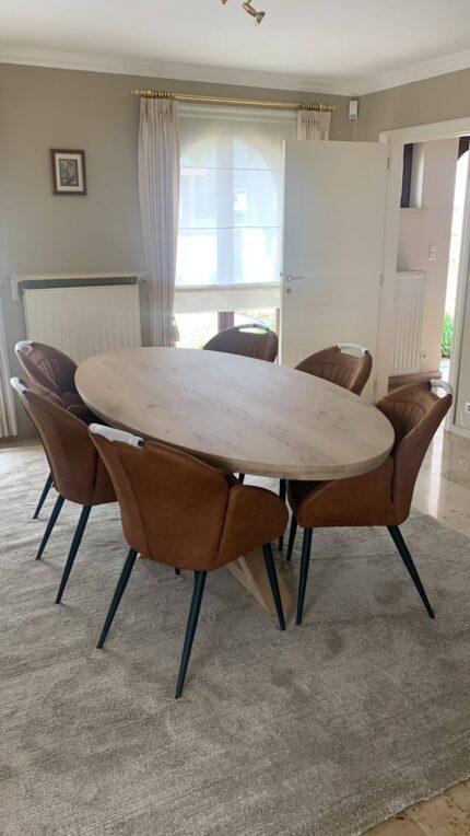 Ovale tafel met houten kruispoot